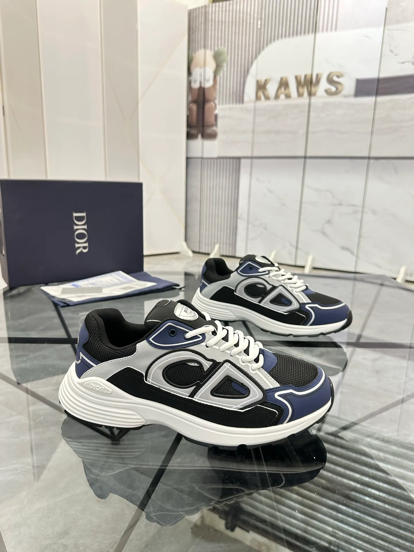 Men's shoes: 💰P400¥ Available in Guangzhou Product trademark: Dior* "Dior*" low-top casual shoes Regular size: 35-46 (can be customized to 47) Couple style Product materials: Upper imported cowhide stitched with original fabric, breathable lining, ultra-light foam original outsole. No.: 007